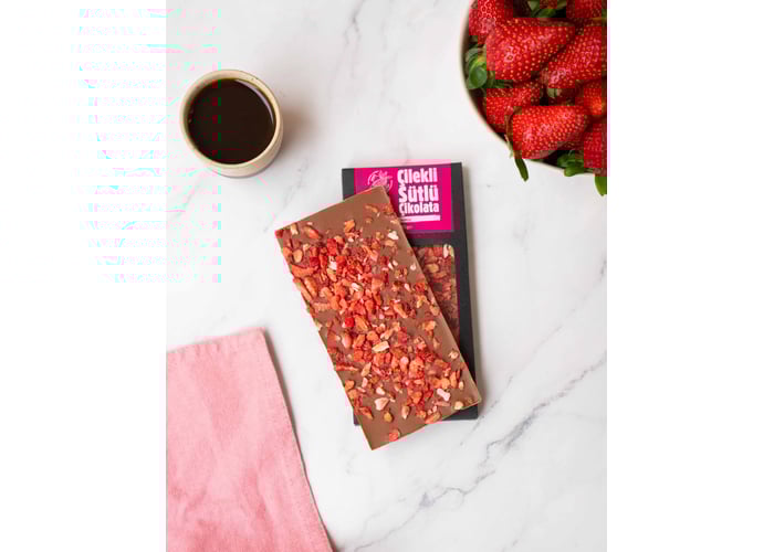 Çilekli Sütlü Çikolata (%50 Kakao, 85gr) - Aroha