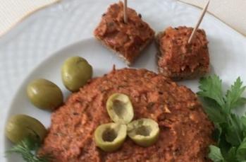 Salça ve çeşit çeşit baharat ile harika bir muhammara