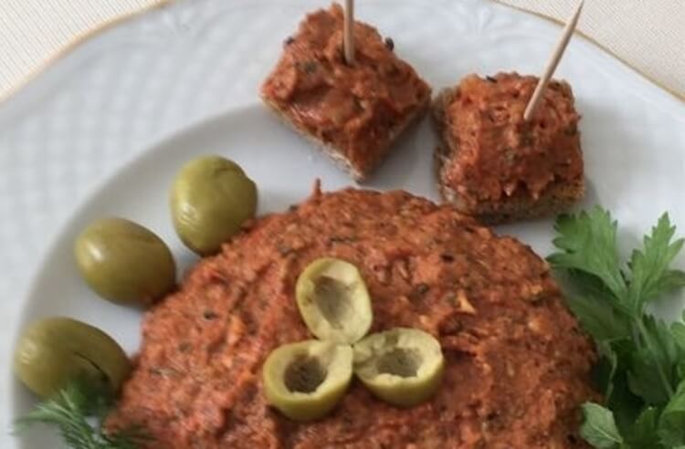 Salça ve çeşit çeşit baharat ile harika bir muhammara